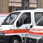 Auto contro un lampione, il palo cade e colpisce un pedone