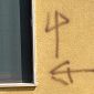 Pensavano fossero scritte fasciste, invece era un cappotto termico