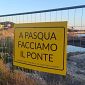 Il ponte e l'ironia dei livornesi in un cartello