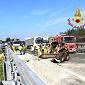 Tir carico di vetro si ribalta in autostrada