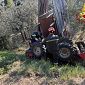In trappola sotto al trattore ribaltato