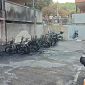 Motorini in fiamme, paura tra i palazzi