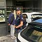 Tombino ed estintori per rubare in gioielleria