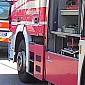 Camion dei vigili del fuoco si ribalta, 5 feriti