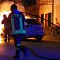 Auto in fiamme tra le abitazioni