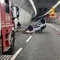 Paura in A1, auto si cappotta nella galleria