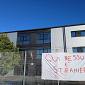 Striscione al liceo, "Qui nessuno è straniero"