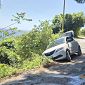 Auto in bilico nel dirupo a picco sul mare