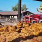 Rotoballe in cenere nel capannone in fiamme