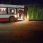 Il container ferma un bus, ritardi sulla linea