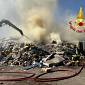 Fiamme nel sito di stoccaggio di rifiuti