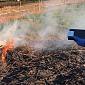 Brucia scarti di plastica nell'azienda agricola
