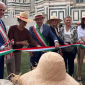 Un prato di cappelli per gli 80 anni del voto alle donne