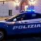 Lo massacra di colpi con un cartello stradale