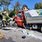 Violento scontro tra auto e furgone, due feriti