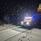 Auto e camion intrappolati dall'improvvisa nevicata