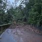 Frana di terra e alberi blocca la Statale