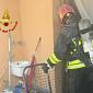 Fiamme nell'appartamento, proprietario resta intossicato
