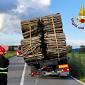 Mezzo pesante resta bloccato in strada