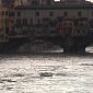 L'Arno si alza e il battello saluta Firenze