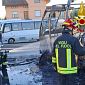 Due scuolabus in fiamme nel piazzale