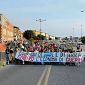 I manifestanti occupano la stazione marittima