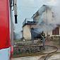 Fiamme dal garage si propagano fino a casa