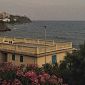 La spiaggia di Salivoli è ancora in alto mare