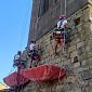 Operai acrobati al lavoro sul campanile