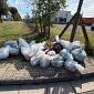 Volontari puliscono attorno al McDonald's