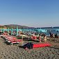 Il vento fa volare gli ombrelloni in spiaggia