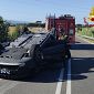 Auto cappottata nello scontro a tre