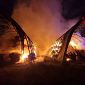Incendio nei capanni, fumo e lingue di fuoco