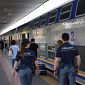 Molestie sul treno dopo aver distrutto una vetrina