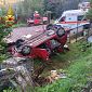 Fuori strada in auto si ribalta nel giardino di una casa