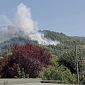 Incendio sui monti e il fuoco lambisce le case
