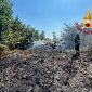 Lingue di fuoco tra campi e sterpaglie