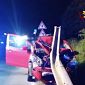 Un ferito nell'auto incastrata sotto al guardrail