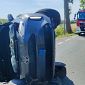 Bloccata nell'auto ribaltata dopo l'impatto