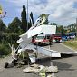 Velivolo precipita in strada e colpisce un'auto