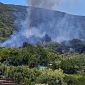 Incendio alle spalle delle case, abitanti in fuga
