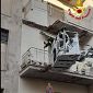 Cede il balcone, precipita nel vuoto e muore