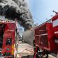 Incendio devasta un capannone, parte del tetto collassa