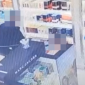 Nel duty free dell'aeroporto a far man bassa di profumi