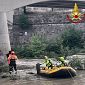 Bloccato sul greto del fiume gonfio di pioggia