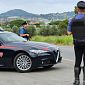 In auto con taglierino e cacciaviti