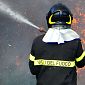 Scoppia un incendio, fiamme nel bosco