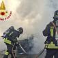 Auto in fiamme nel sottopasso autostradale