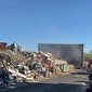 Colonna di fumo per l'incendio in zona industriale