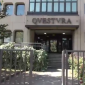 Rissa per la fila alla questura, 5 arresti
